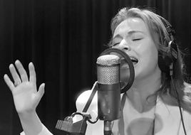 Musical FROZEN viert 1-jarig jubileum met single ‘laat het los’ gezongen door Vajèn van den Bosch
