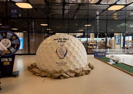 Mega golfbal op Amsterdam Centraal markeert 100 dagen tot de Solheim Cup